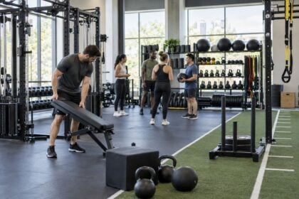 Functional training equipment arranged for a flexible multi-use gym space